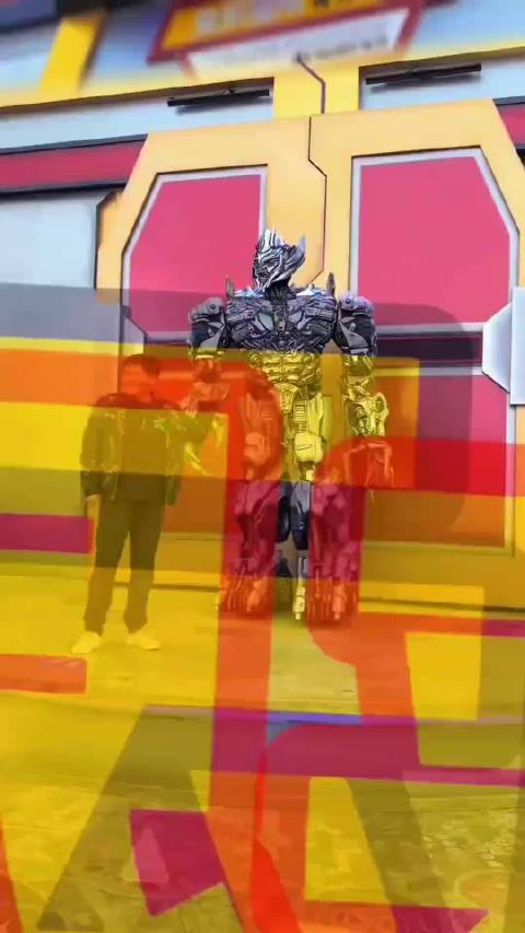 环球影城威震天遭游客德云式捧哏整蛊，互动现场爆笑不断