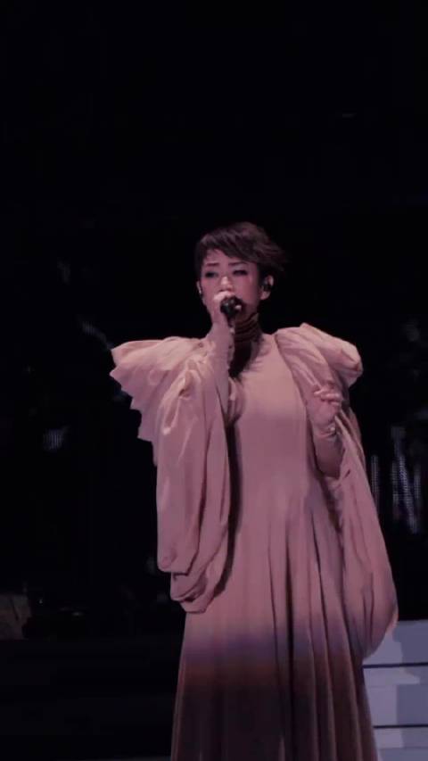 歌后林忆莲和影后章子怡长得像，林忆莲的歌和章子怡的戏都是我们八零后的最爱