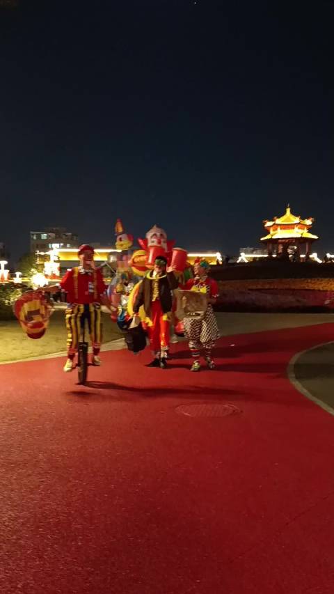 我和小丑人打招呼