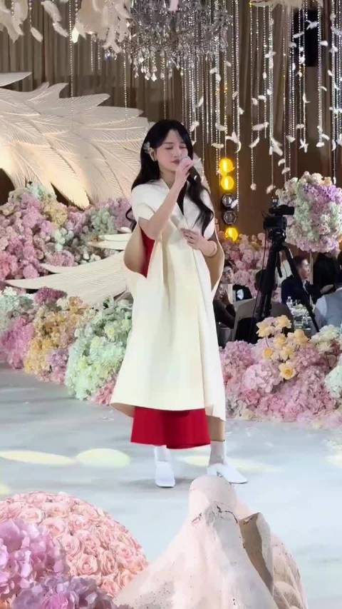 金莎参加婚礼商演，好漂亮啊