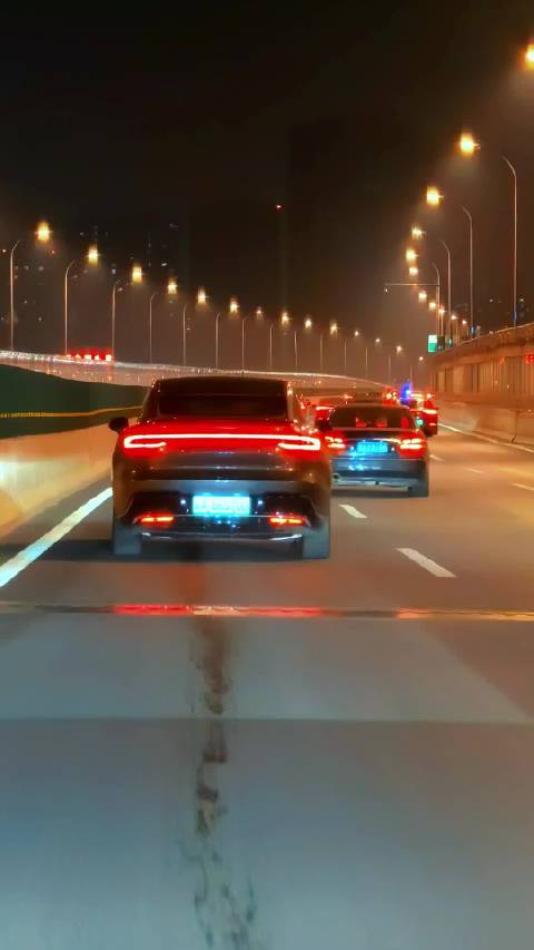 享界S9T车主夜遇智界R7与小米YU7，对比两车尾灯设计