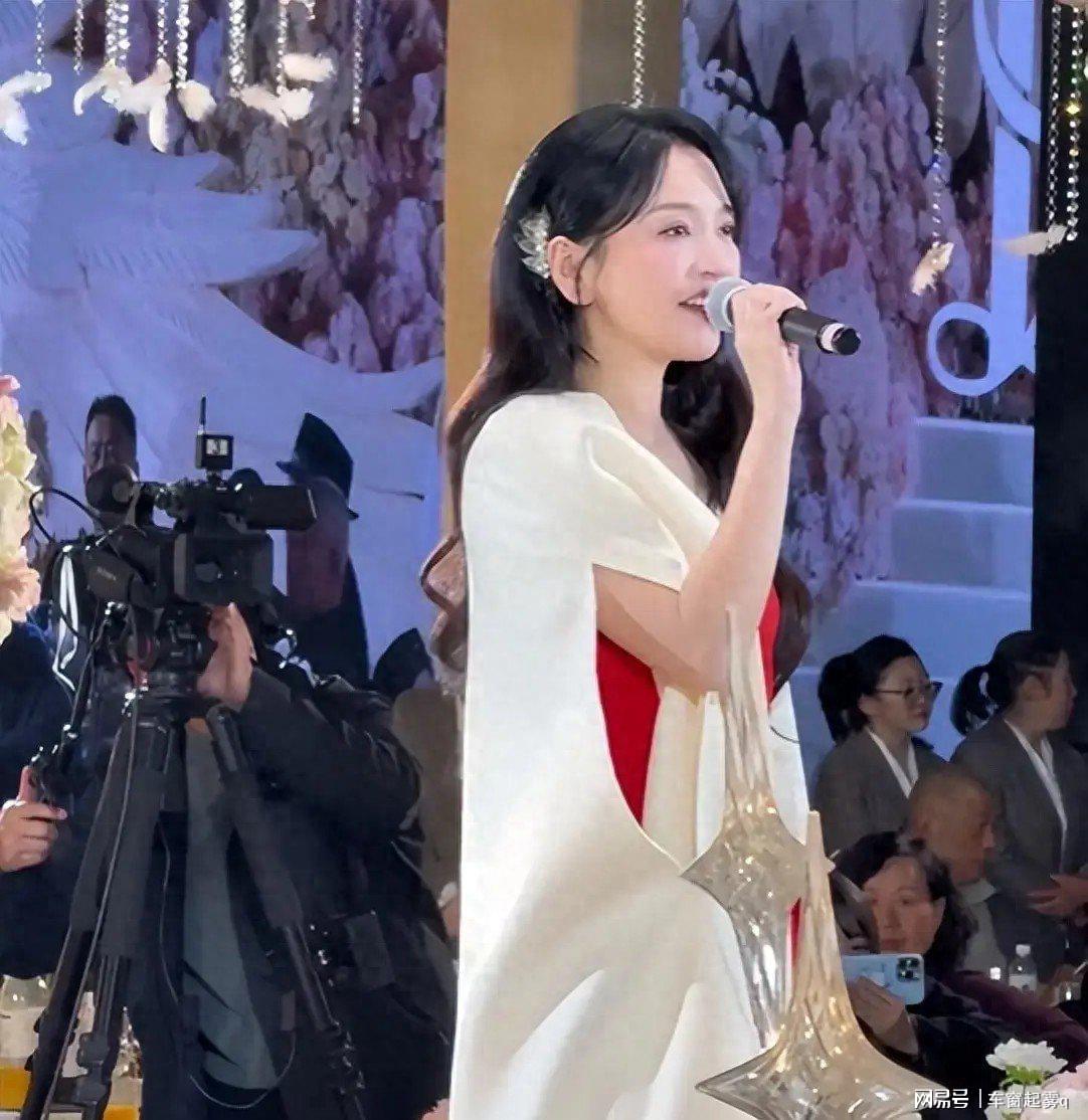 42岁金莎商演3首歌35万，敬业冻红胳膊坚持挣干净钱