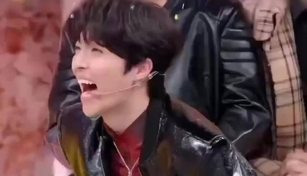 陈立农看对面队玩游戏笑到失控