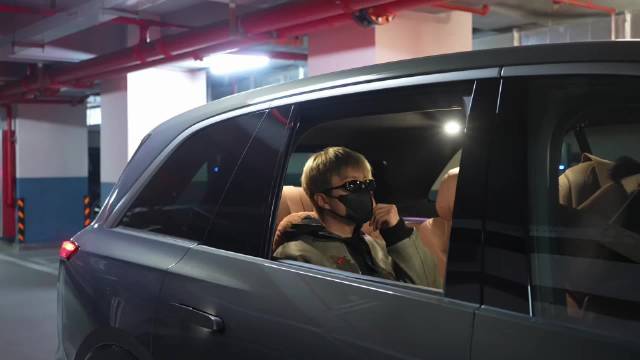 范丞丞驾乐道L90与粉丝跨年，同款车型引热议