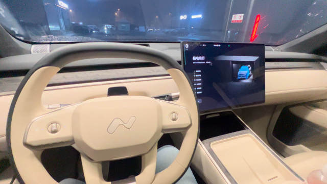 乐道换电是不是比蔚来换电，少操作一步？ 怎么觉得乐道换电更丝滑呢