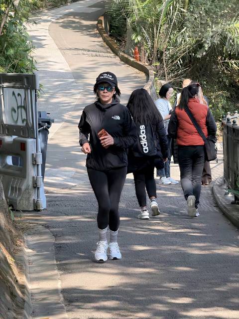 刘嘉玲奔驰大G违停被罚400元，百公里油耗20.7升