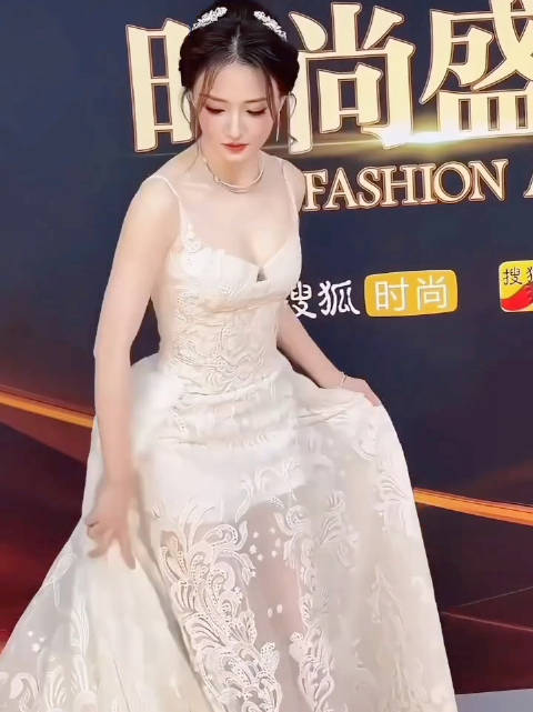 徐璐白色长裙好显身段