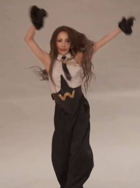 萧亚轩重现经典《爱的主打歌》引回忆