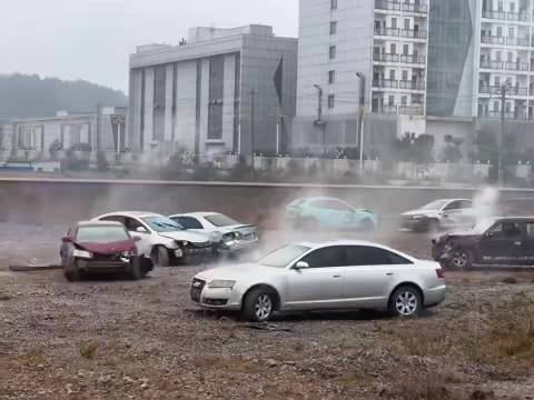 这是在干什么？ 真的拿新车当碰碰车了？