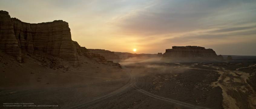 极氪8X戈壁漂移视频引热议，48V稳定杆双腔空簧兆瓦电驱成焦点