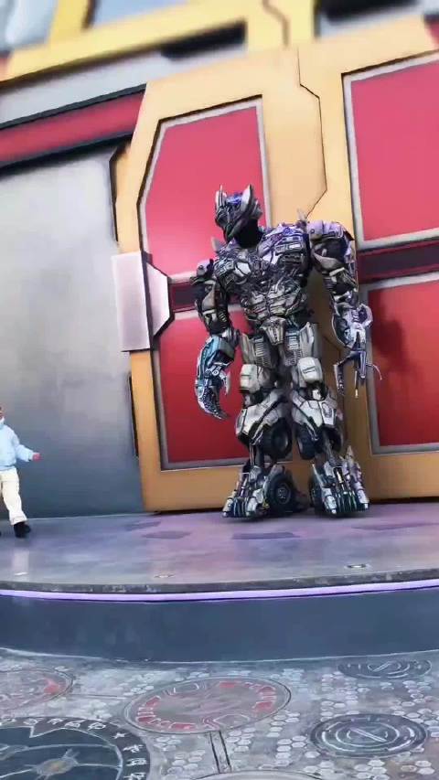 在环球影城的变形金刚区域，威震天与游客们上演了一幕幕爆笑互动