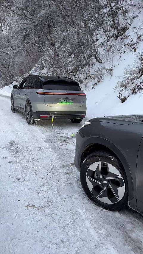 蔚来汽车雪地轻松拖行后车引热议