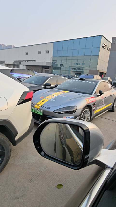 SU7Ultra贴满印花现身街头，车头标注流浪地球三号机