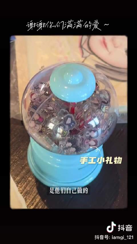 粉丝两年前自制扭蛋机现身钟欣潼vlog