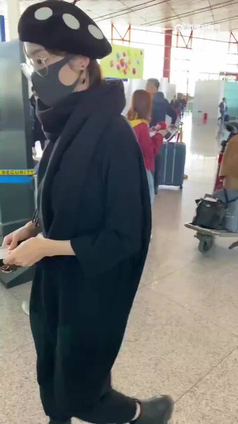 胡冰卿机场过安检，摘口罩摘了十分钟 胡冰卿 被低估的颜值和角色