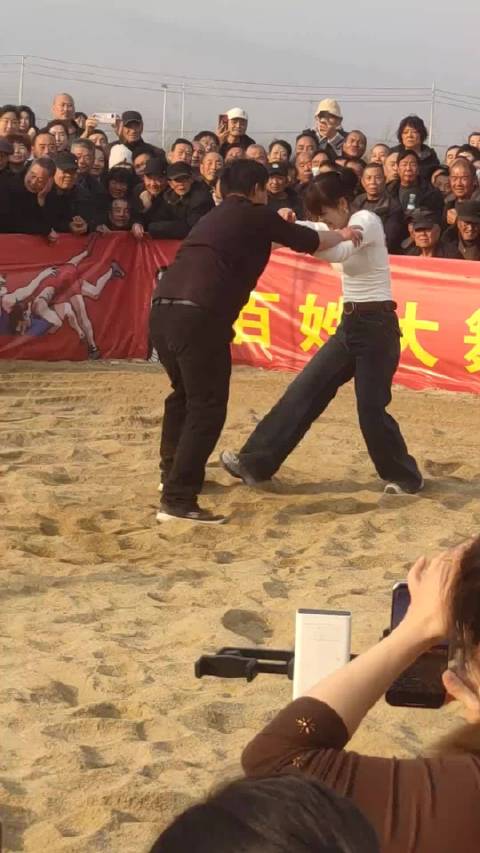 楠楠摔跤是有技巧的，这力借的真好！