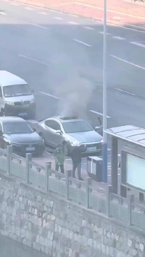 一辆着火的迪子