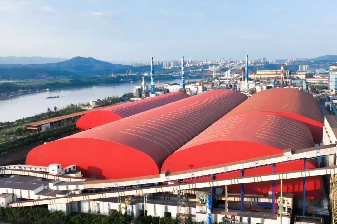 超低排放改造中，重庆钢铁建设的大棚封闭。