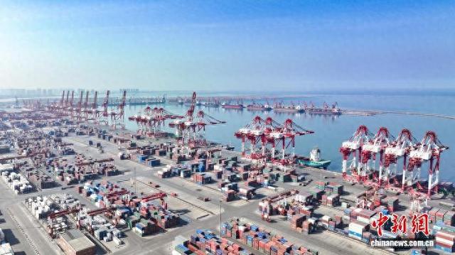 辽宁港口集团集装箱码头。赵光辉 摄