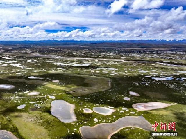 资料图为航拍中国三江源国家公园长江源园区内的查旦湿地。(无人机照片)马铭言摄