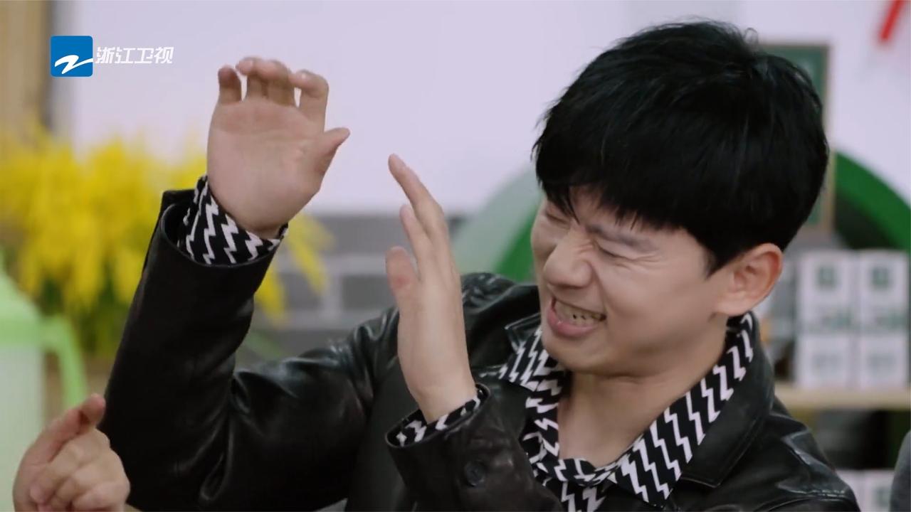 我们的客栈：张杰轻松唱出《九妹》歌词，谢娜出现MV哪里敢唱错