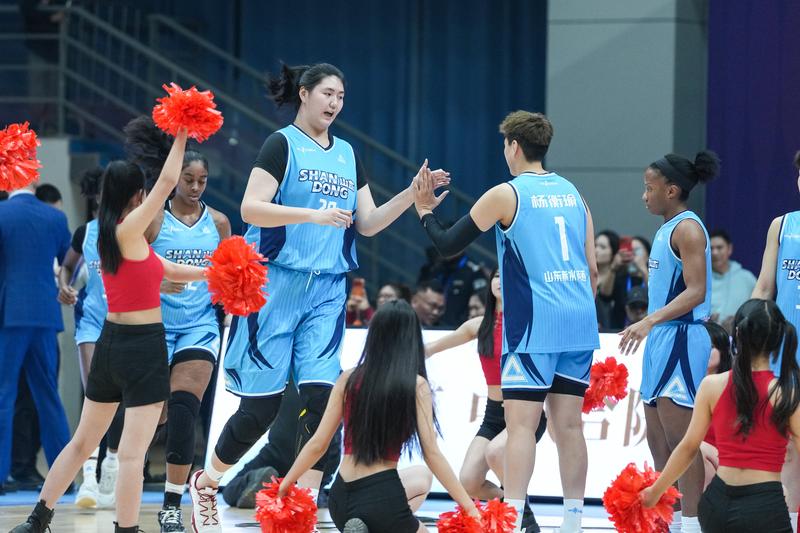 “小巨人”张子宇迎来WCBA首秀 贡献15分6篮板