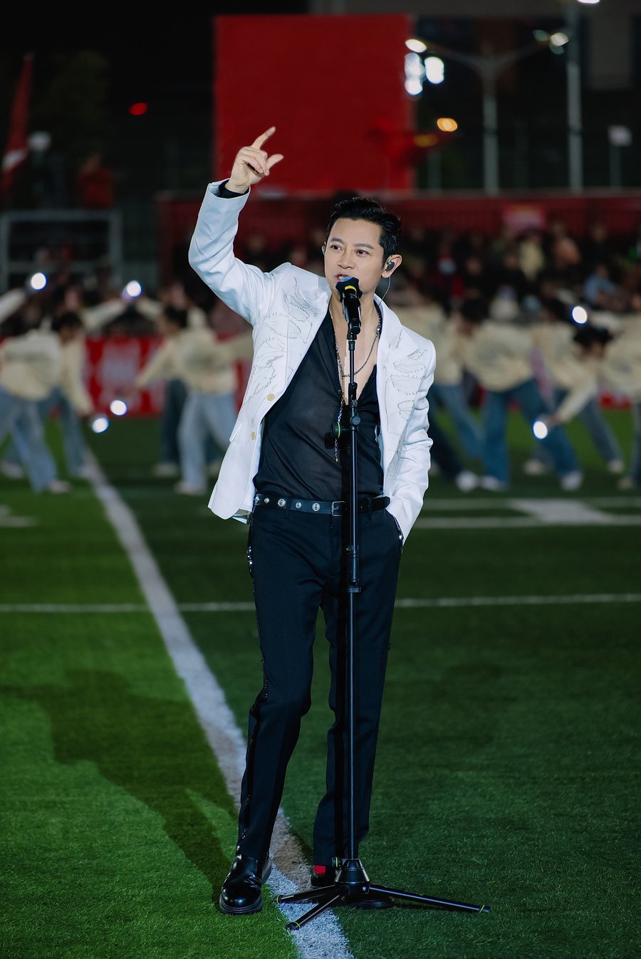 罗中旭村超开唱炸场！56岁状态封神，翻阅他的资料才发现藏得这么深