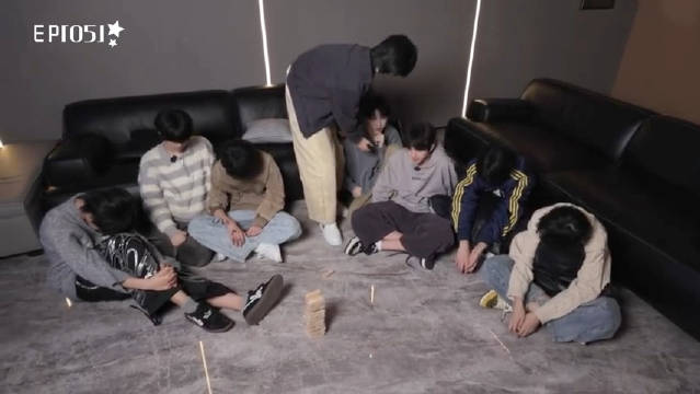 TF四代《适合不适合》小剧场花絮曝光，张桂源等8名成员亮相