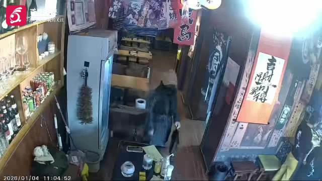 张家口黑衣人从多家餐厅吧台顺走手机 店员：还以为是顾客