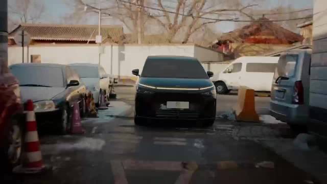 北京胡同现小鹏X9电竞房，后轮转向轻松穿行窄巷