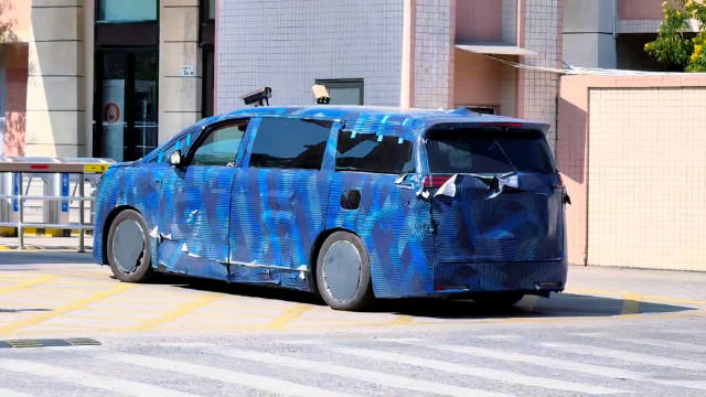 感受D9L的超长轴距和后轮转向的独特魅力