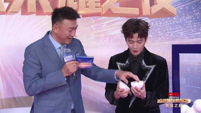 王昶2025体坛荣耀之夜筷子夹球挑战全中