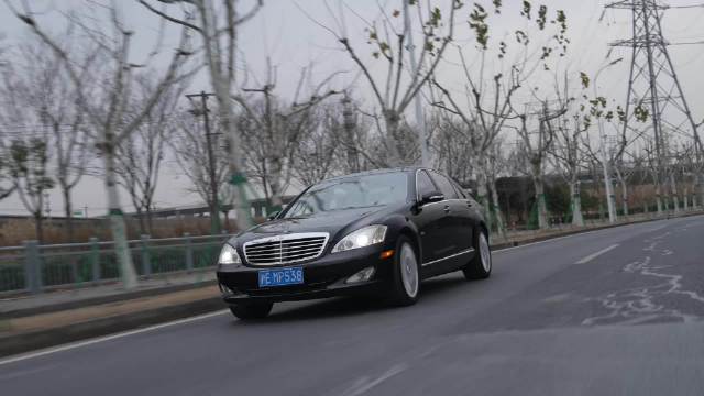 07年奔驰S600液压悬架展现稳定车身姿态