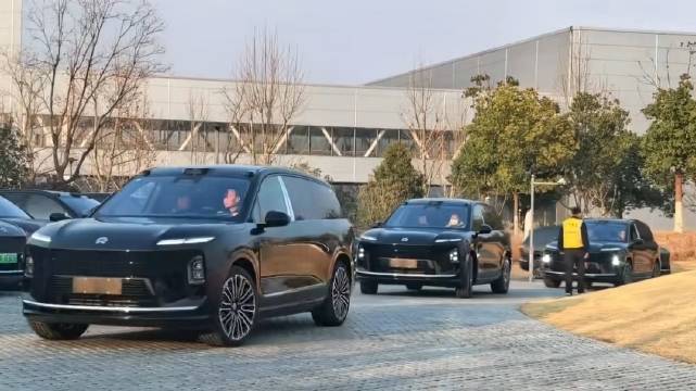 正在排队进入交付中心的蔚来全新 ES8，帅就一个字！