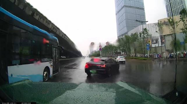 极氪女司机连别公交车急刹开后备箱