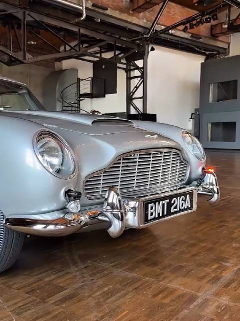 1964年《金手指》中首次登场，便注定不朽