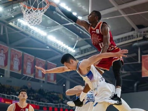 砍64+15，青岛3巨头大爆发！刘维伟用兵如神，CBA又多一夺冠热门