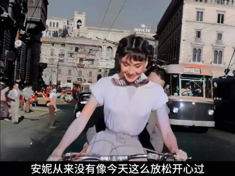 乔恶作剧假装手被咬断，安妮公主受惊反应甜蜜