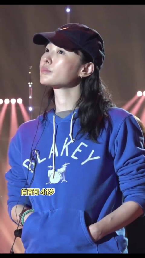 原来白百何上班也这样 “想找个胶带把眼皮贴起来”