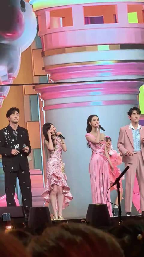 原来陈都灵这么高，毛晓彤真的很甜很美，你那手赶紧拉起来啊