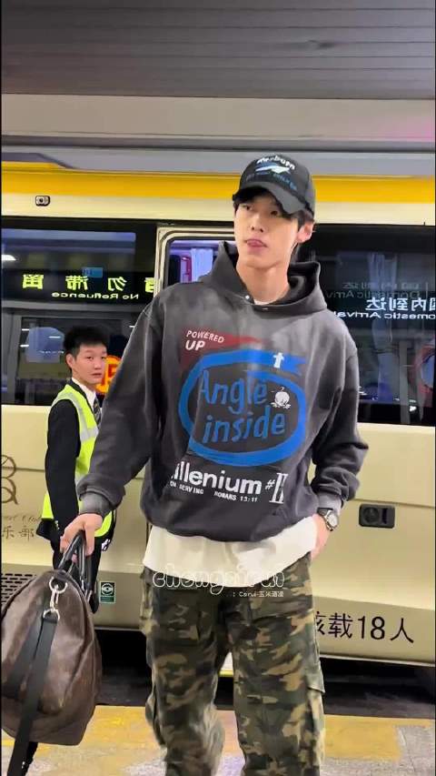 何与凭《双轨》演技获认可，新剧《窈窈有期》官宣主演