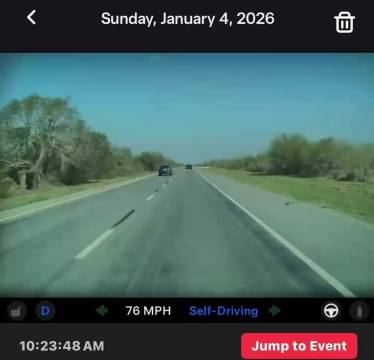 特斯拉FSD V14.2.2以122公里时速成功躲避路面破损
