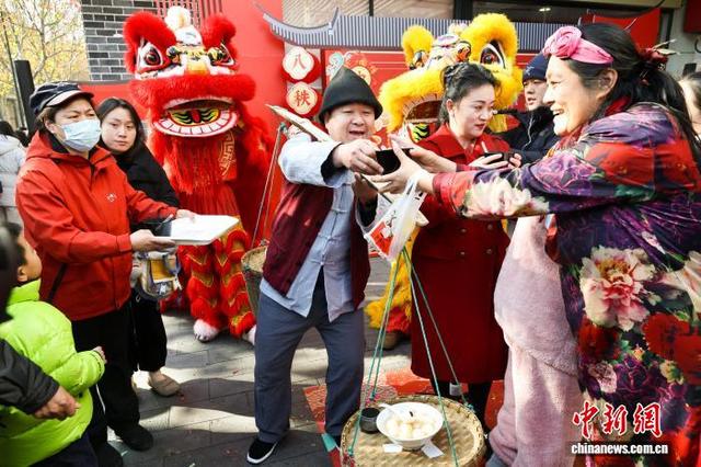 图为“挑担郎”为市民送上叠式汤圆。中新社记者 张畅 摄