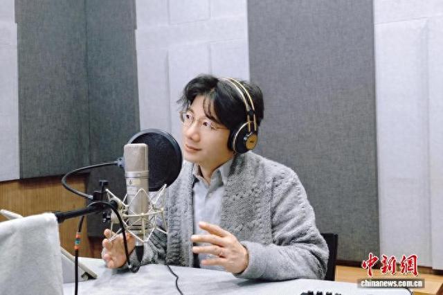 图为姜广涛在配音棚开展配音工作。受访者供图