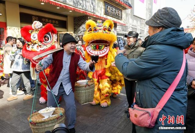 图为“挑担郎”为市民送上叠式汤圆。中新社记者 张畅 摄