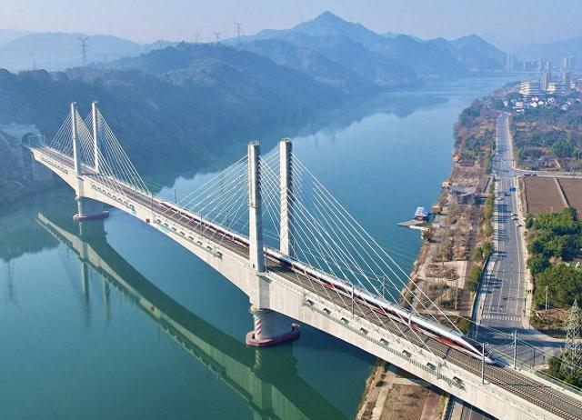 2025年12月26日，杭衢高铁首趟始发列车C3132次复兴号动车组经过新安江特大桥。视觉中国 图