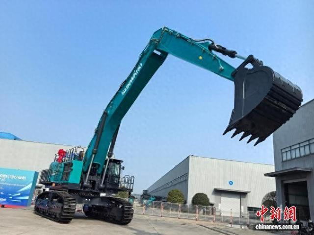1月6日，由山河智能自主研制、国内同级别臂长最长的170吨级加长臂挖掘机SWE1650FLR在湖南长沙交付。记者 鲁毅 摄