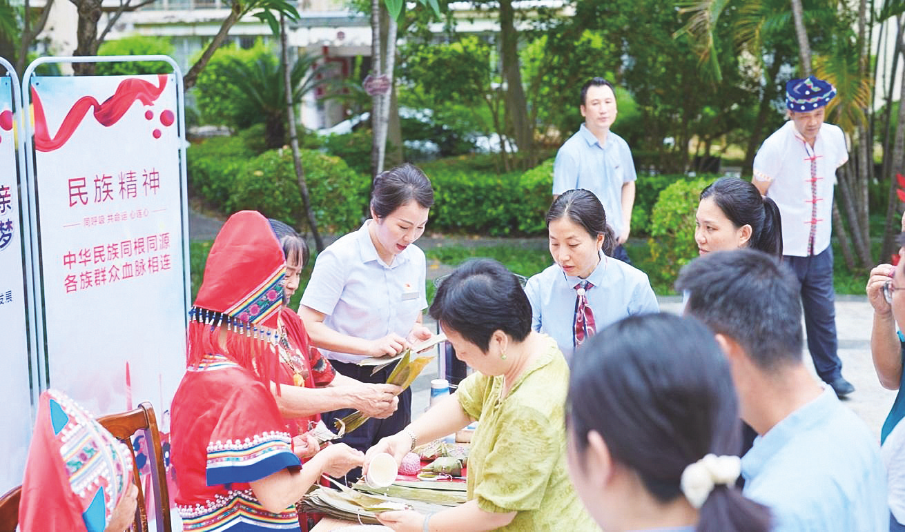     建宁智慧生活公司组织党员到小区开展便民服务活动。    （梁雪霜 摄）