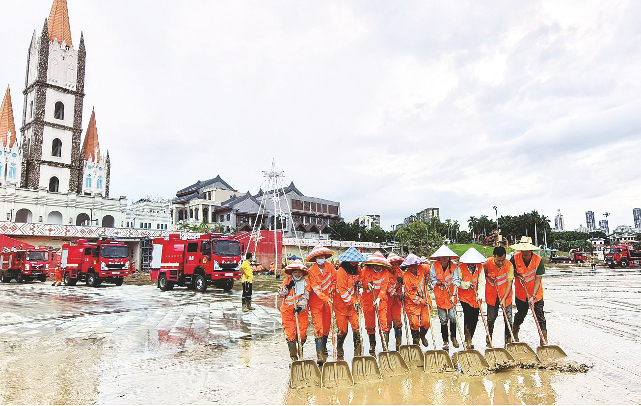     环发城市服务公司组织开展清淤工作，为城市清洁贡献力量。    （李湘宁 摄）