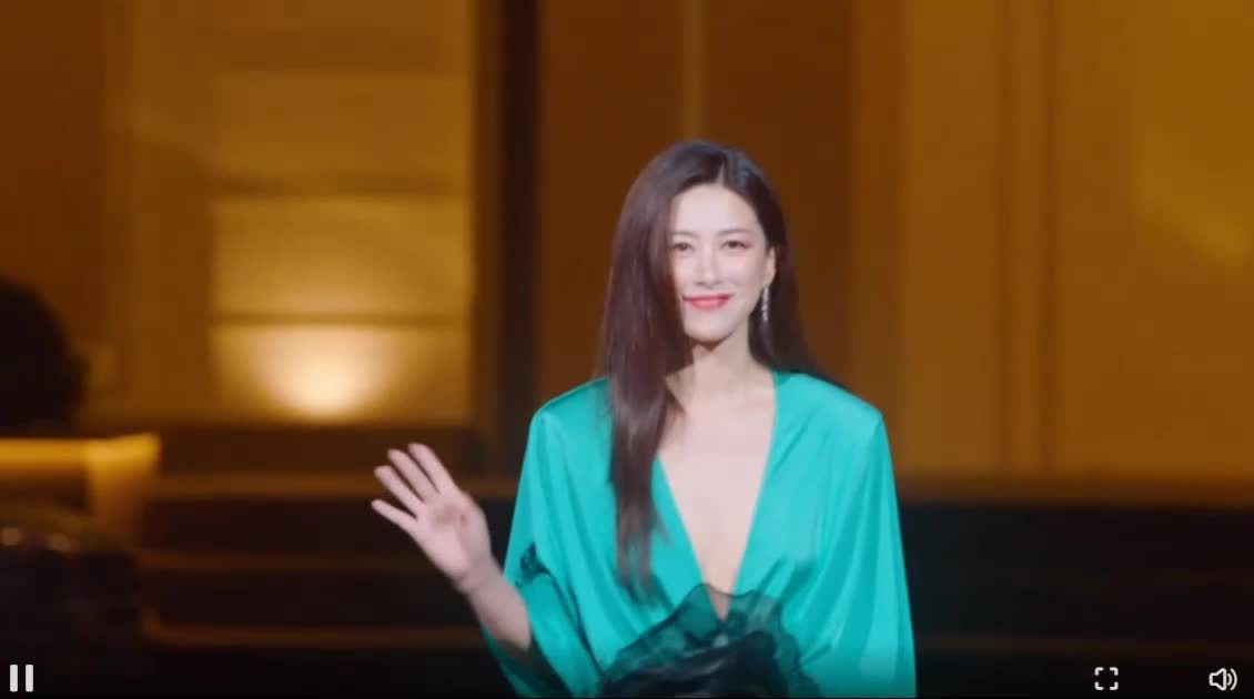 朱珠41岁带娃拍戏读研成团，与俞飞鸿唐嫣娜扎新剧同台